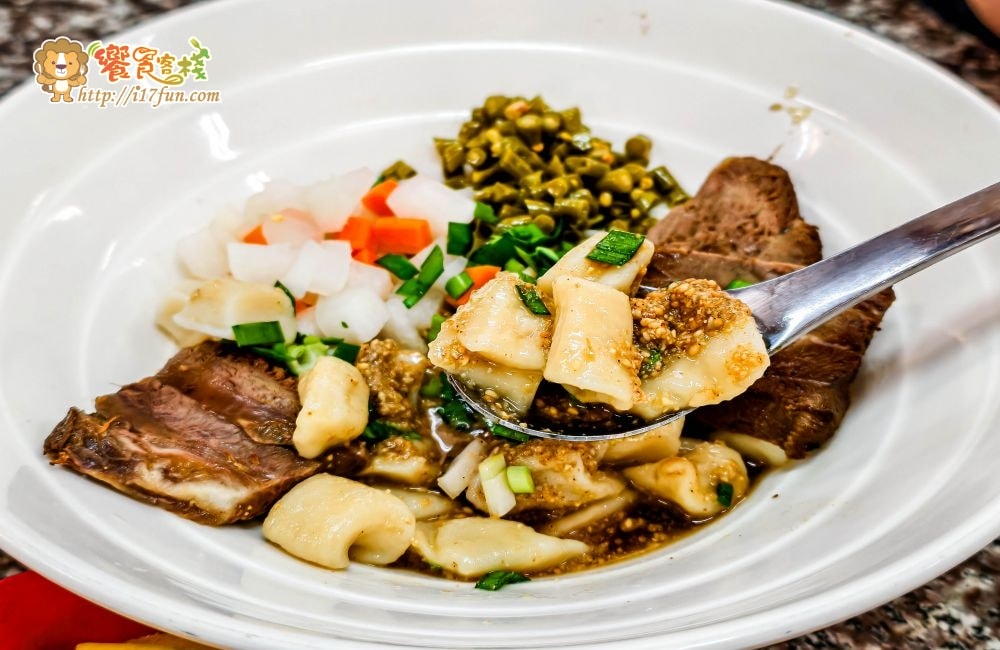 西安麵食館│高雄隱藏版麵店！傳說中的碗裡一條麵，獨特皮帶麵寬厚Q彈超有嚼勁，融合眷村與西北風味，多款經典麵食與小菜一次滿足