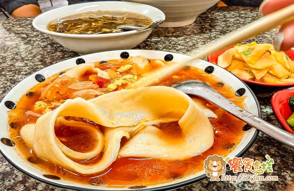 西安麵食館│高雄隱藏版麵店！傳說中的碗裡一條麵，獨特皮帶麵寬厚Q彈超有嚼勁，融合眷村與西北風味，多款經典麵食與小菜一次滿足