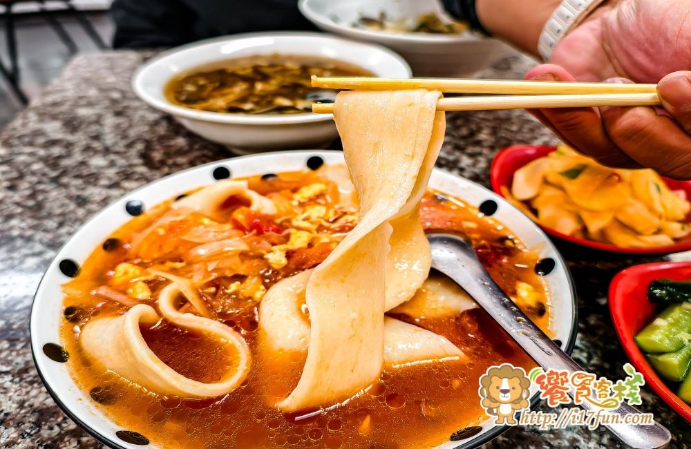 西安麵食館│高雄隱藏版麵店！傳說中的碗裡一條麵，獨特皮帶麵寬厚Q彈超有嚼勁，融合眷村與西北風味，多款經典麵食與小菜一次滿足