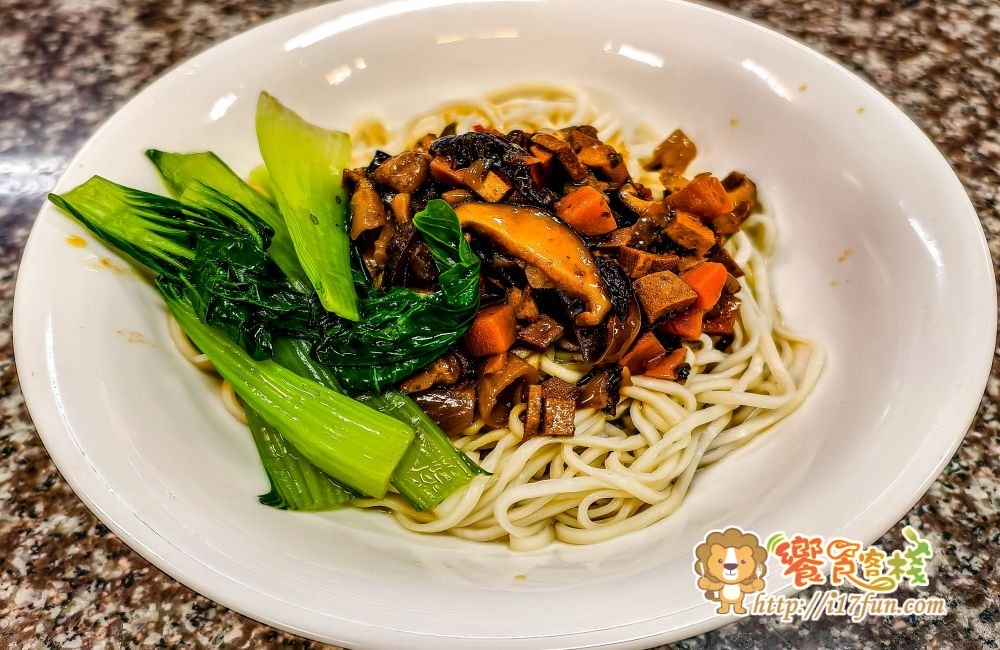 西安麵食館│高雄隱藏版麵店！傳說中的碗裡一條麵，獨特皮帶麵寬厚Q彈超有嚼勁，融合眷村與西北風味，多款經典麵食與小菜一次滿足