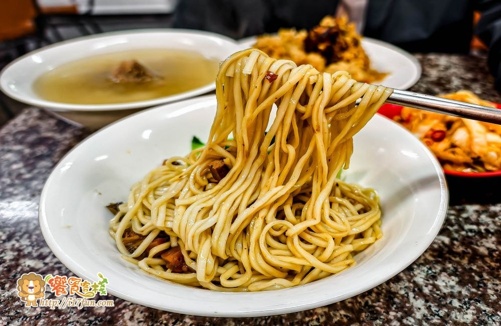 西安麵食館│高雄隱藏版麵店！傳說中的碗裡一條麵，獨特皮帶麵寬厚Q彈超有嚼勁，融合眷村與西北風味，多款經典麵食與小菜一次滿足