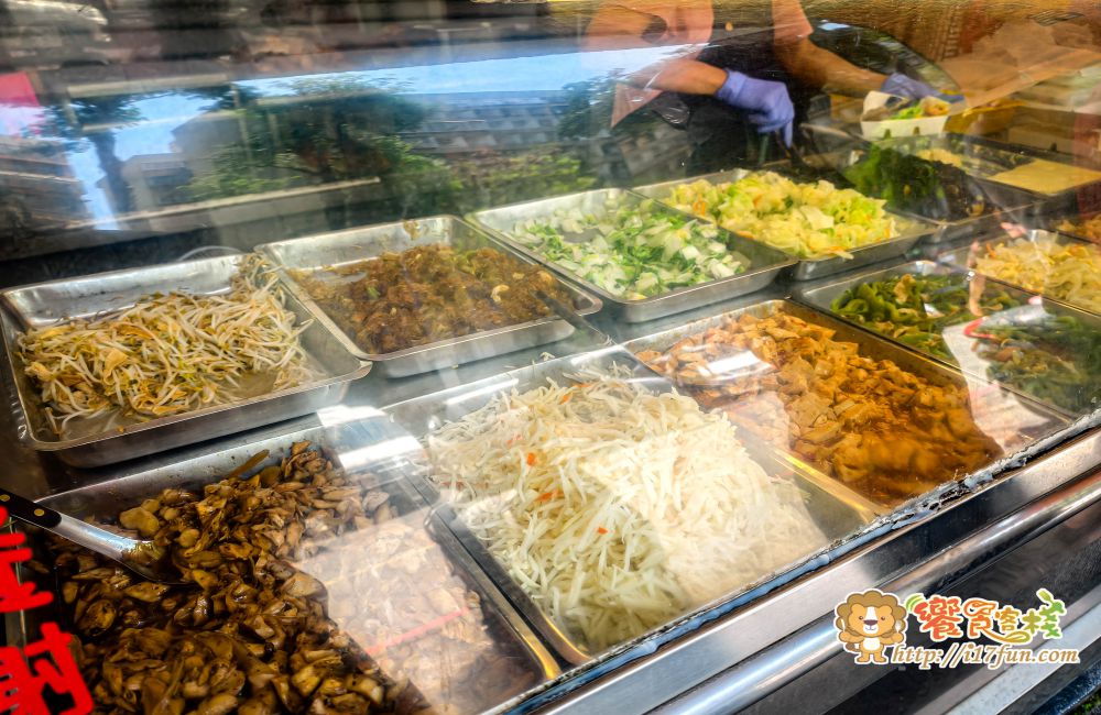 115港式燒臘│高雄隱藏版人氣燒臘店!每到用餐時間就大排長龍,配菜可自由搭配,是上班族與居民最愛的日常便當選擇 - 第6張圖 115港式燒臘│高雄隱藏版人氣燒臘店!每到用餐時間就大排長龍,配菜可自由搭配,是上班族與居民最愛的日常便當選擇