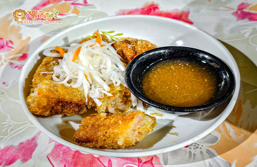 阿荷台灣越南美食│高雄超人氣越南料理！餐點高達70多種，目前通通百元有找，還提供免費蜂蜜檸檬水超加分