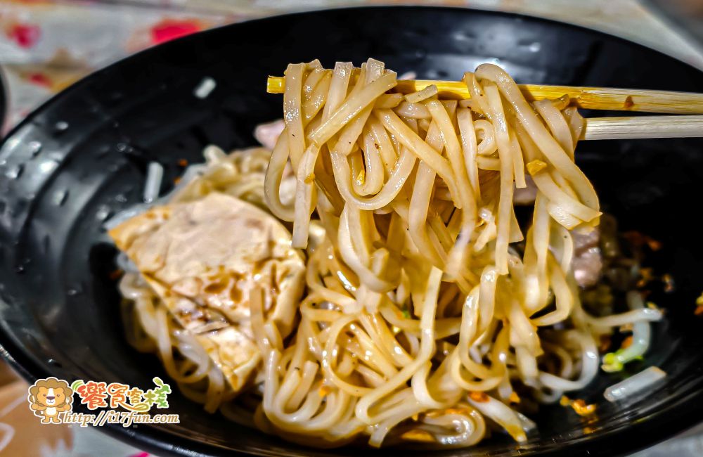 阿荷台灣越南美食│高雄超人氣越南料理！餐點高達70多種，目前通通百元有找，還提供免費蜂蜜檸檬水超加分