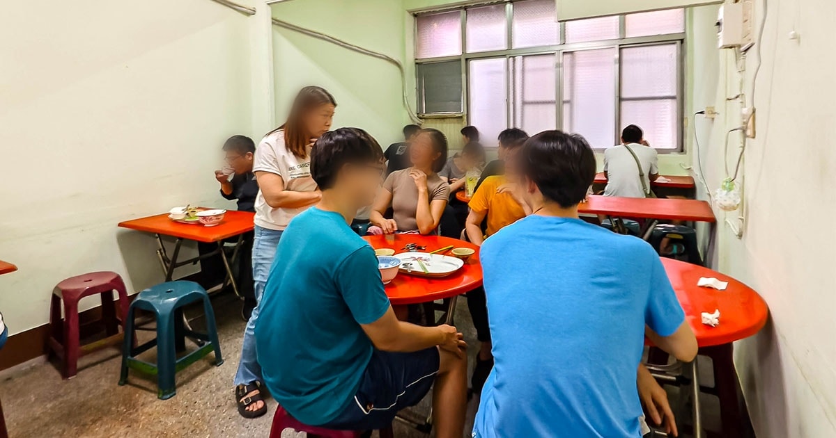 于家水餃大王│高雄飄香50年水餃老店！只賣3樣餐點，2層樓透天厝天天客滿，門口排隊沒停過
