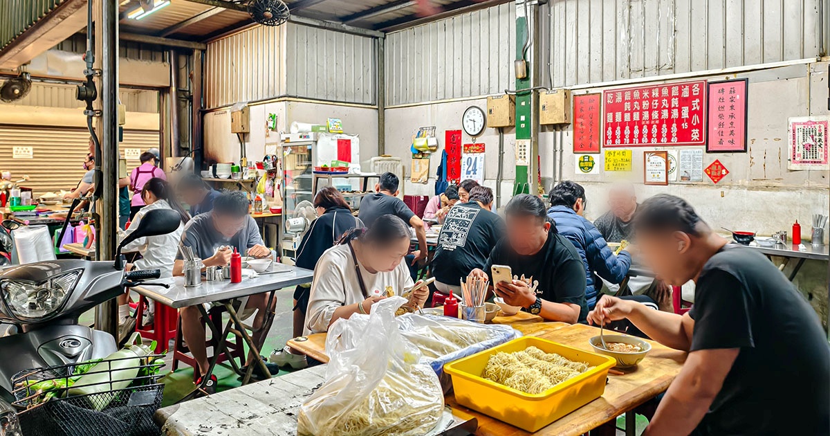 蘇家古早麵│高雄隱藏版麵店！低調藏在傳統市場裡，飄香超過70年，堅持柴燒與傳統做法，簡單一碗乾麵拌上豬油與滷汁，就讓不少在地人從小吃到大