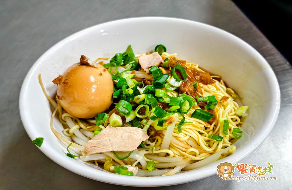 蘇家古早麵│高雄隱藏版麵店！低調藏在傳統市場裡，飄香超過70年，堅持柴燒與傳統做法，簡單一碗乾麵拌上豬油與滷汁，就讓不少在地人從小吃到大