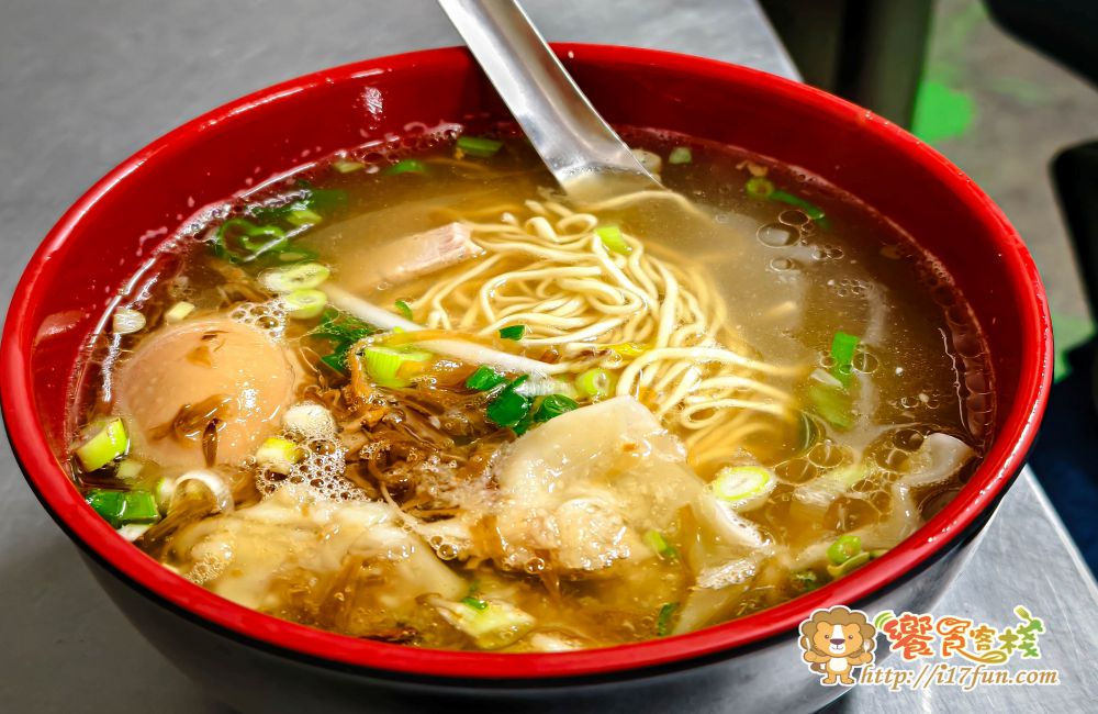 蘇家古早麵│高雄隱藏版麵店！低調藏在傳統市場裡，飄香超過70年，堅持柴燒與傳統做法，簡單一碗乾麵拌上豬油與滷汁，就讓不少在地人從小吃到大