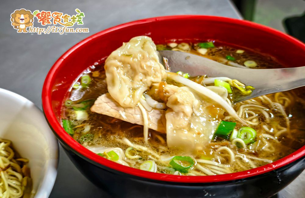 蘇家古早麵│高雄隱藏版麵店！低調藏在傳統市場裡，飄香超過70年，堅持柴燒與傳統做法，簡單一碗乾麵拌上豬油與滷汁，就讓不少在地人從小吃到大