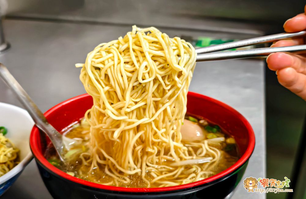 蘇家古早麵│高雄隱藏版麵店！低調藏在傳統市場裡，飄香超過70年，堅持柴燒與傳統做法，簡單一碗乾麵拌上豬油與滷汁，就讓不少在地人從小吃到大