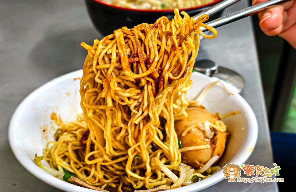 蘇家古早麵│高雄隱藏版麵店！低調藏在傳統市場裡，飄香超過70年，堅持柴燒與傳統做法，簡單一碗乾麵拌上豬油與滷汁，就讓不少在地人從小吃到大