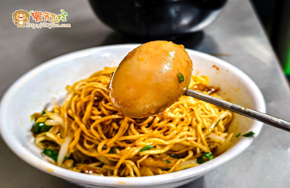 蘇家古早麵│高雄隱藏版麵店！低調藏在傳統市場裡，飄香超過70年，堅持柴燒與傳統做法，簡單一碗乾麵拌上豬油與滷汁，就讓不少在地人從小吃到大
