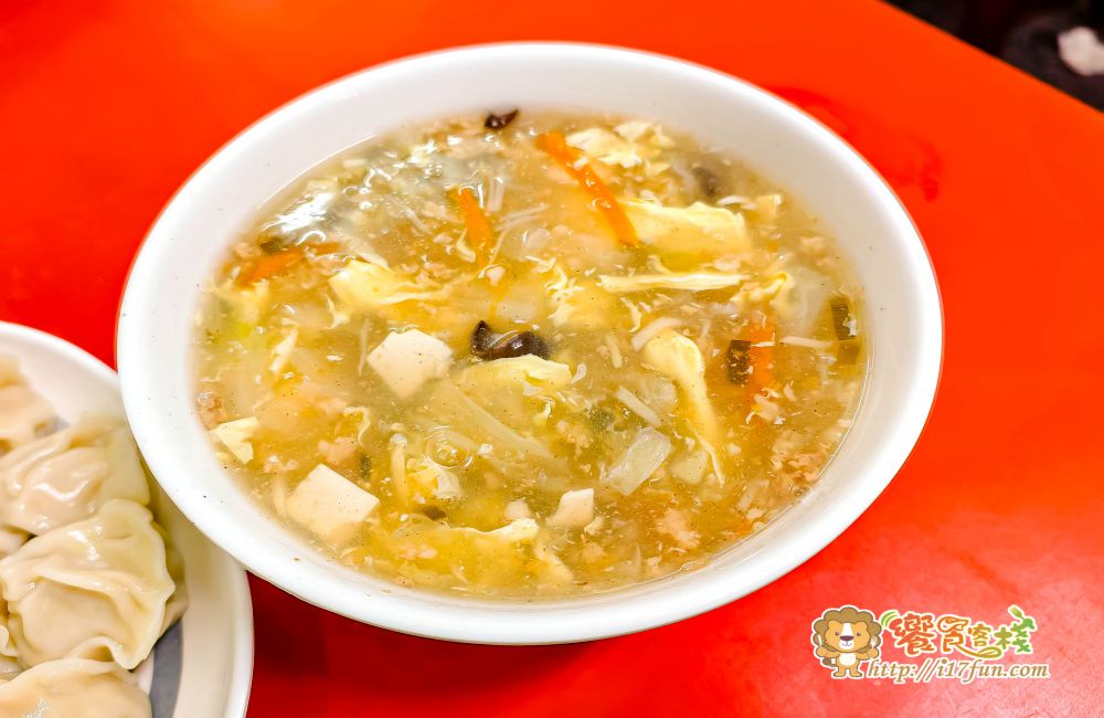 于家水餃大王│高雄飄香50年水餃老店！只賣3樣餐點，2層樓透天厝天天客滿，門口排隊沒停過