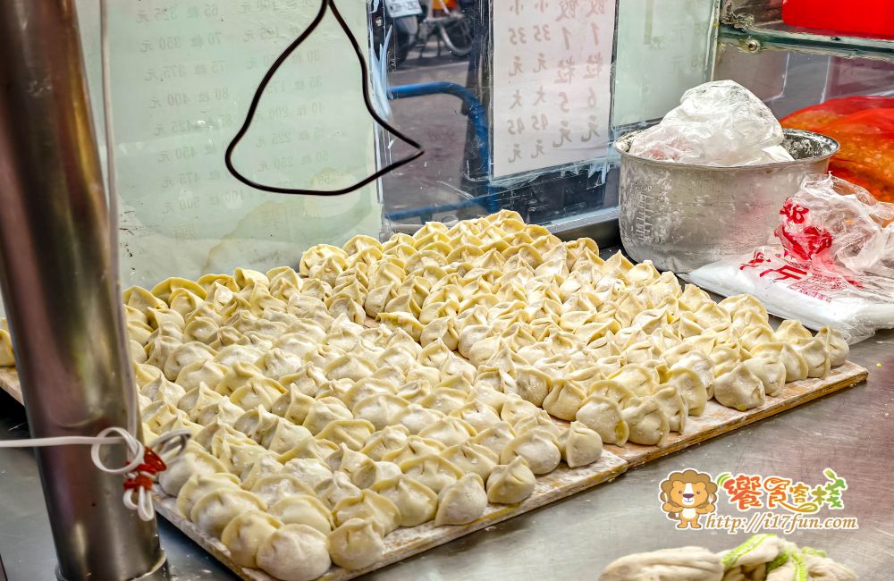 于家水餃大王│高雄飄香50年水餃老店！只賣3樣餐點，2層樓透天厝天天客滿，門口排隊沒停過