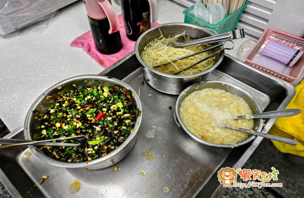 洪記蒸餃│高雄在地20年老店！手工現包現蒸、皮薄爆汁內餡飽滿，每到用餐時間總是大排長龍的經典小吃