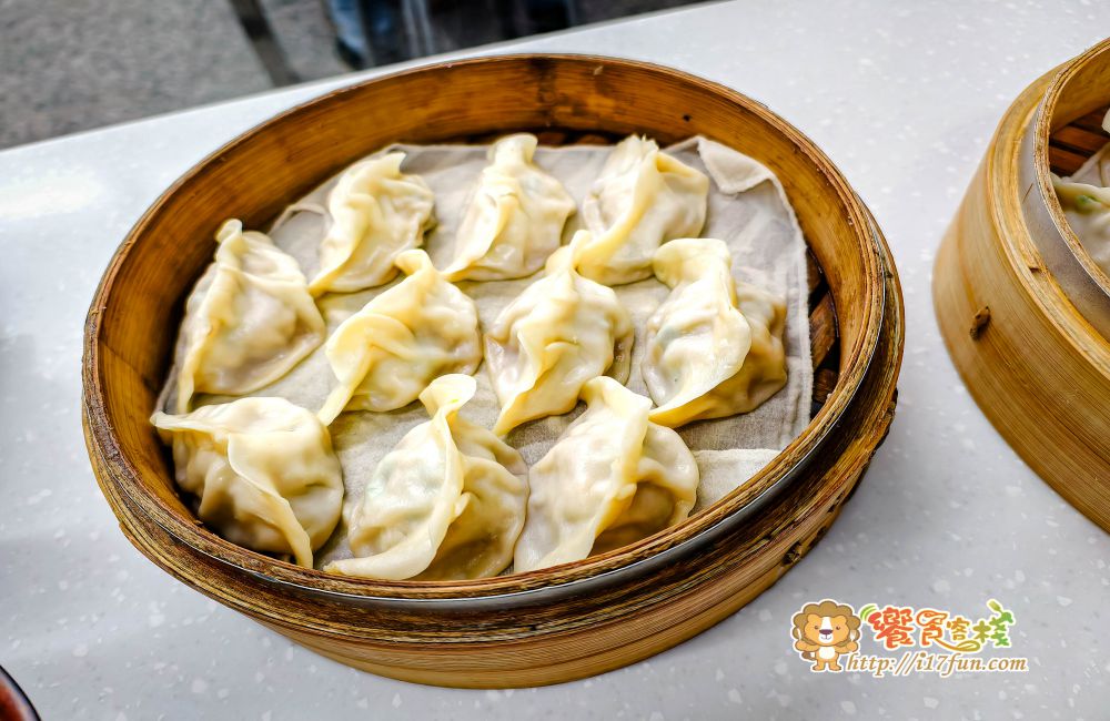 洪記蒸餃│高雄在地20年老店！手工現包現蒸、皮薄爆汁內餡飽滿，每到用餐時間總是大排長龍的經典小吃