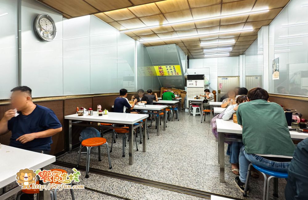 洪記蒸餃│高雄在地20年老店！手工現包現蒸、皮薄爆汁內餡飽滿，每到用餐時間總是大排長龍的經典小吃