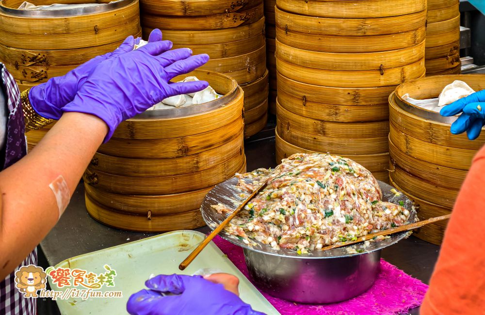 洪記蒸餃│高雄在地20年老店！手工現包現蒸、皮薄爆汁內餡飽滿，每到用餐時間總是大排長龍的經典小吃