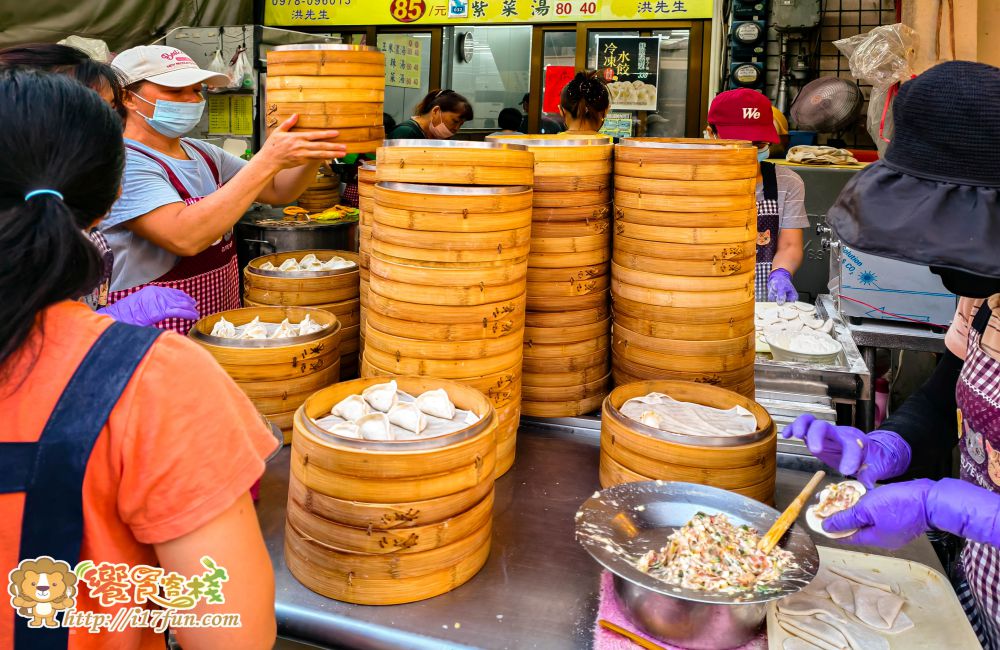 洪記蒸餃│高雄在地20年老店！手工現包現蒸、皮薄爆汁內餡飽滿，每到用餐時間總是大排長龍的經典小吃