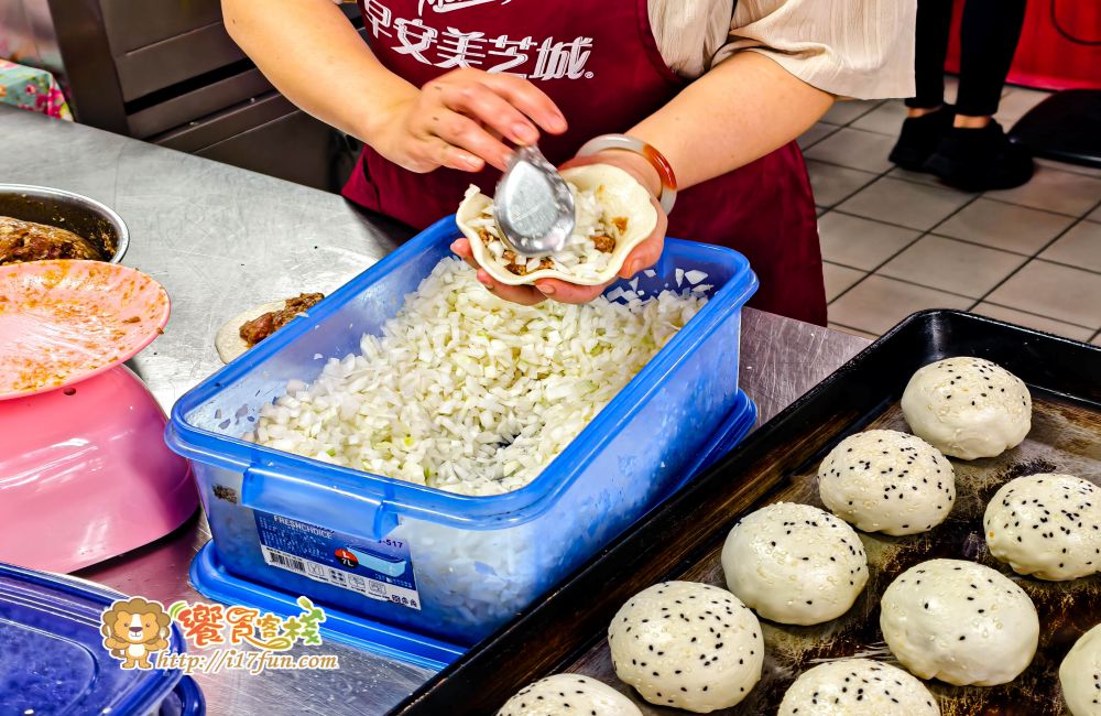 東慶北堂烤包子│高雄隱藏超人氣烤包子！每日手工現做現烤，外酥內Q又多汁，融合新疆風味與台式調整口感，通通銅板價