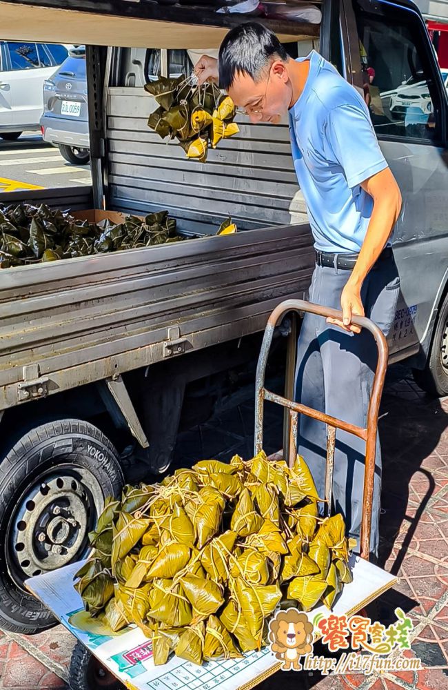 自由黃昏市場劉家肉粽│高雄人氣肉粽攤!每日限量,不到一小時就完售,先抽號碼牌再購買,把花生、蛋黃、香菇、豬肉滿滿塞進去,份量超有誠意 - 第5張圖 自由黃昏市場劉家肉粽│高雄人氣肉粽攤!每日限量,不到一小時就完售,先抽號碼牌再購買,把花生、蛋黃、香菇、豬肉滿滿塞進去,份量超有誠意
