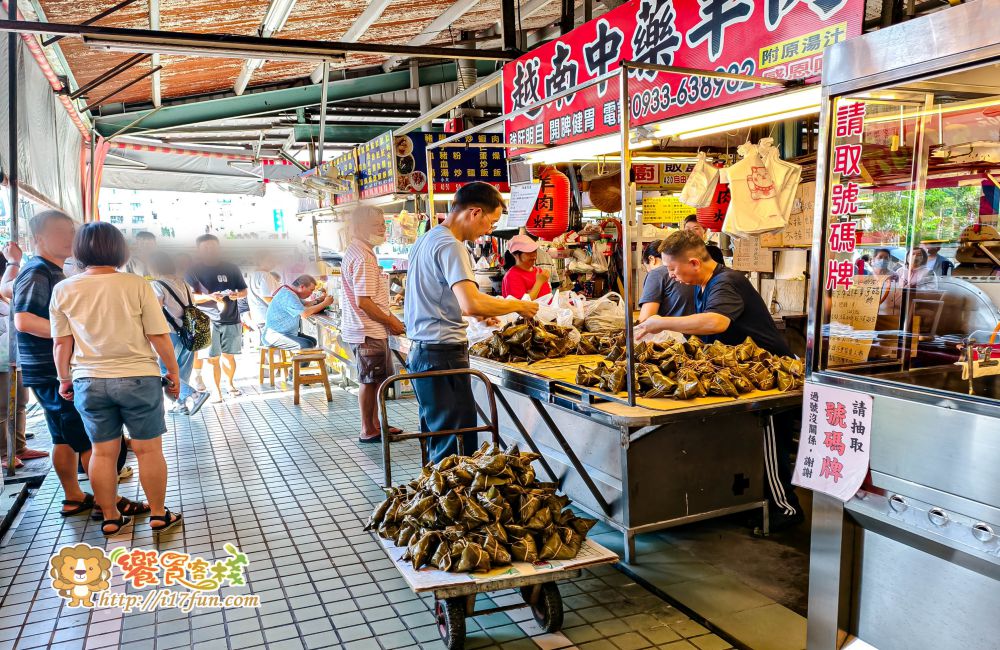 自由黃昏市場劉家肉粽│高雄人氣肉粽攤!每日限量,不到一小時就完售,先抽號碼牌再購買,把花生、蛋黃、香菇、豬肉滿滿塞進去,份量超有誠意 - 第6張圖 自由黃昏市場劉家肉粽│高雄人氣肉粽攤!每日限量,不到一小時就完售,先抽號碼牌再購買,把花生、蛋黃、香菇、豬肉滿滿塞進去,份量超有誠意