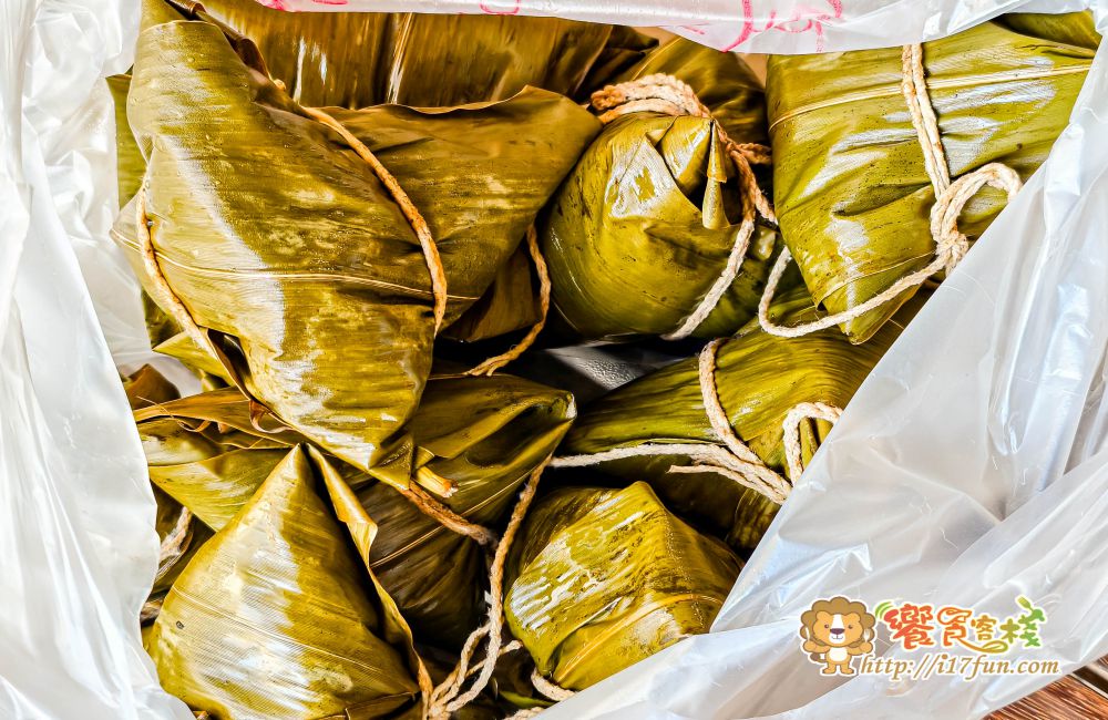 自由黃昏市場劉家肉粽│高雄人氣肉粽攤!每日限量,不到一小時就完售,先抽號碼牌再購買,把花生、蛋黃、香菇、豬肉滿滿塞進去,份量超有誠意 - 第9張圖 自由黃昏市場劉家肉粽│高雄人氣肉粽攤!每日限量,不到一小時就完售,先抽號碼牌再購買,把花生、蛋黃、香菇、豬肉滿滿塞進去,份量超有誠意