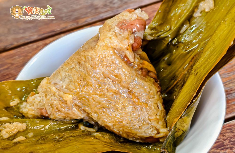 自由黃昏市場劉家肉粽│高雄人氣肉粽攤!每日限量,不到一小時就完售,先抽號碼牌再購買,把花生、蛋黃、香菇、豬肉滿滿塞進去,份量超有誠意 - 第10張圖 自由黃昏市場劉家肉粽│高雄人氣肉粽攤!每日限量,不到一小時就完售,先抽號碼牌再購買,把花生、蛋黃、香菇、豬肉滿滿塞進去,份量超有誠意