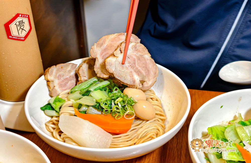 美貴麵店│高雄深夜食堂新選擇！藏身住宅區的文青復古麵館，用心食材打造與眾不同的古早味，讓人一吃成主顧~