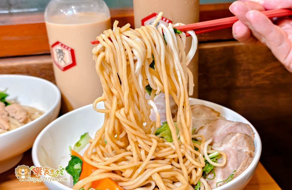 美貴麵店│高雄深夜食堂新選擇！藏身住宅區的文青復古麵館，用心食材打造與眾不同的古早味，讓人一吃成主顧~
