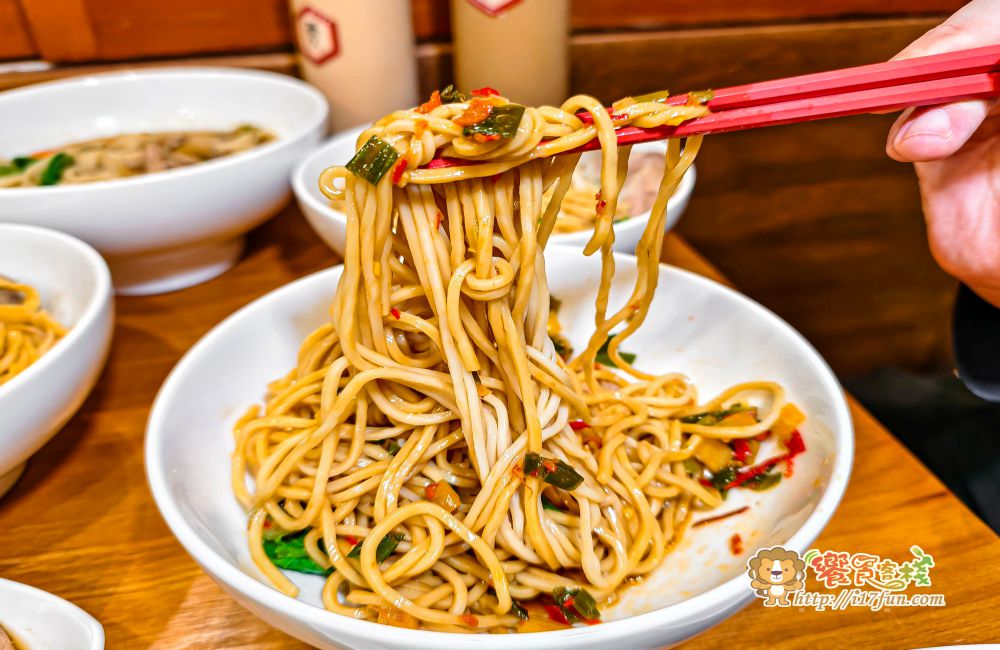 美貴麵店│高雄深夜食堂新選擇！藏身住宅區的文青復古麵館，用心食材打造與眾不同的古早味，讓人一吃成主顧~