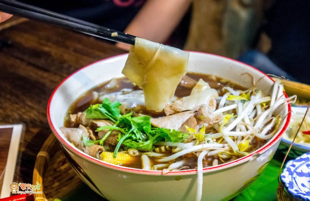 泰泰餐桌船麵